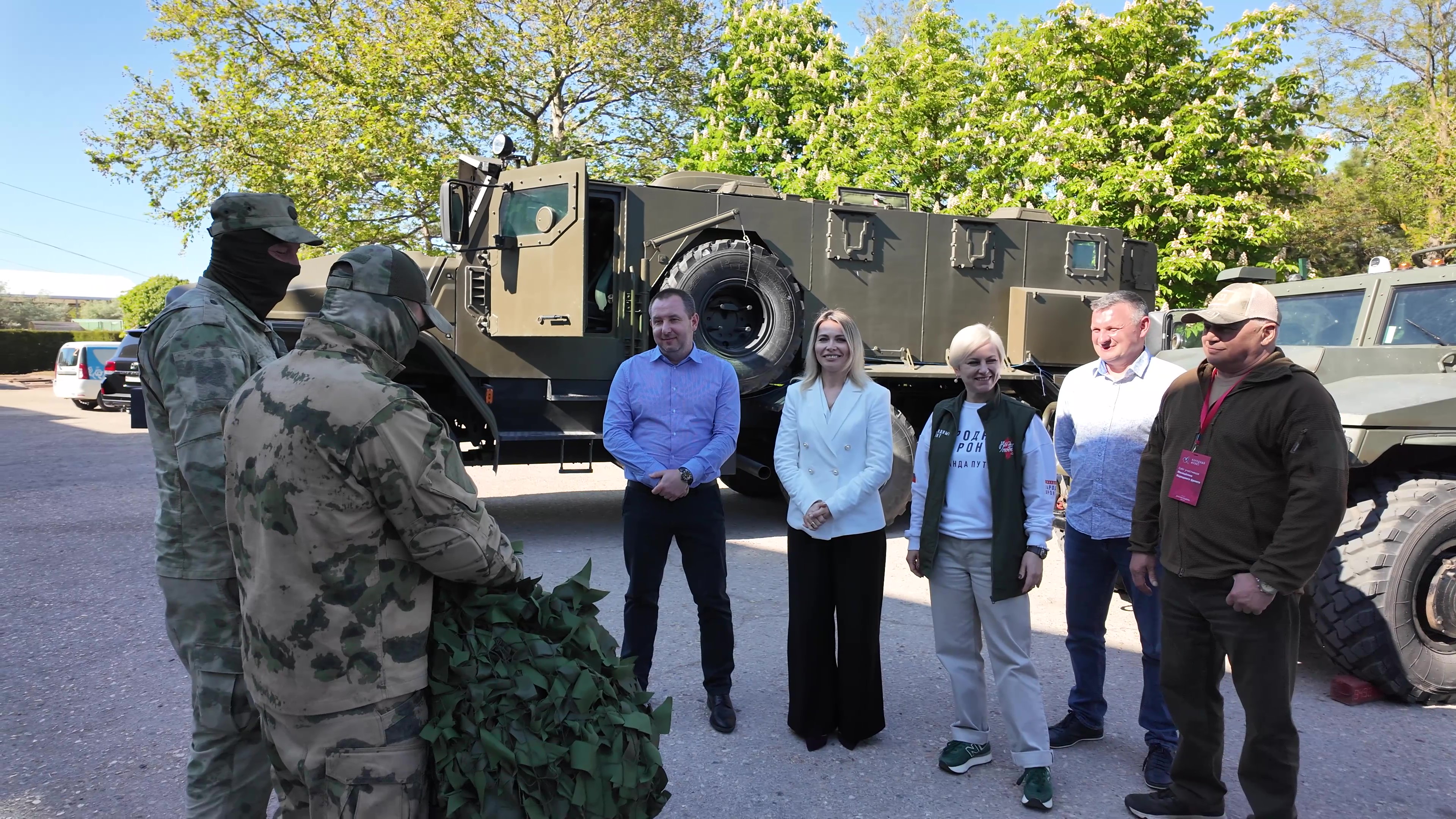 Туристы в Крыму помогают плести сети для бойцов на СВО
