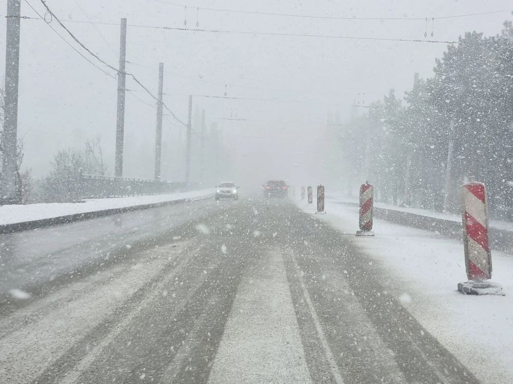В Ялте и Алуште сильный снегопад, плохая видимость и вероятность снежных накатов