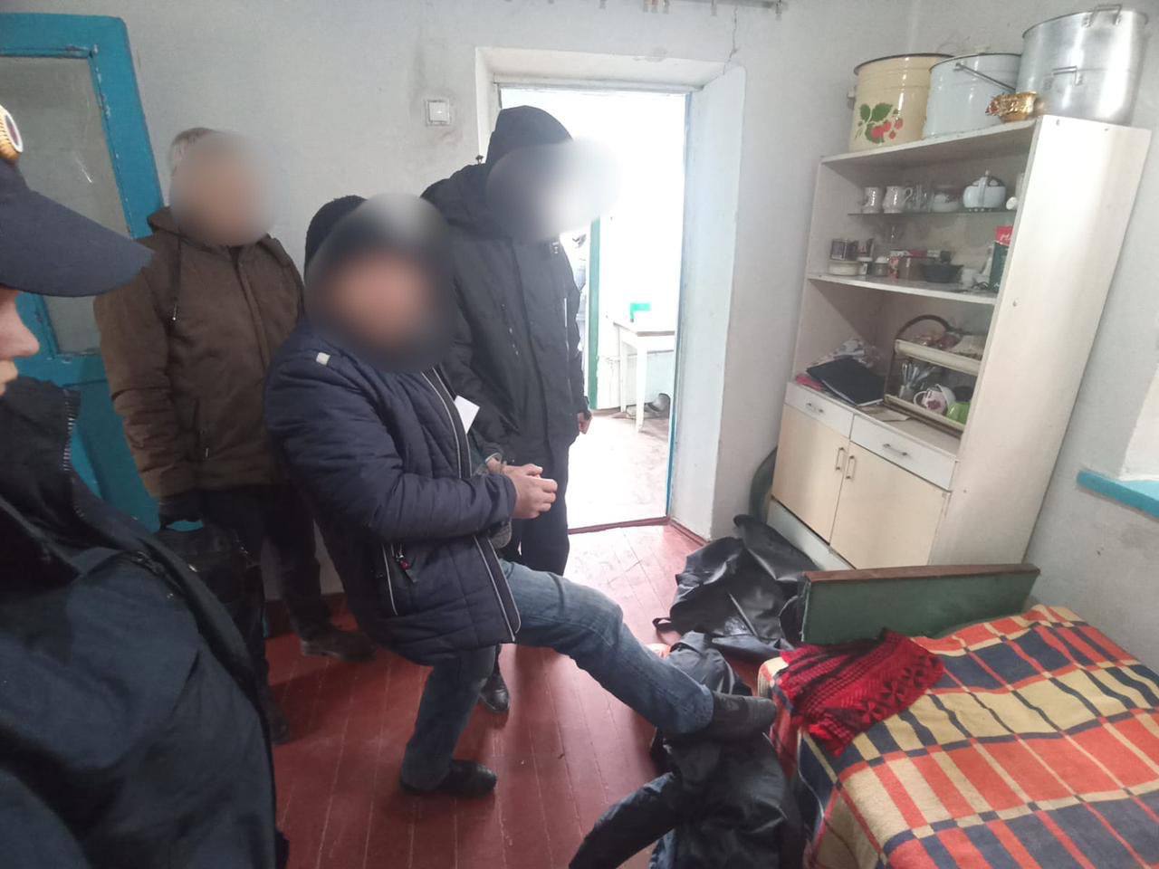 Бил металлическими щипцами по голове: крымчанин, зверски убивший мать отправится на скамью подсудимых