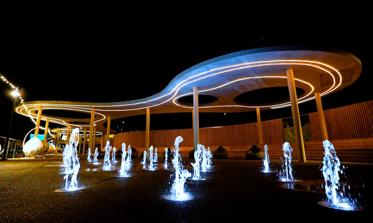 В Ялте открылся пляж с фонтаном и многоуровневыми террасами