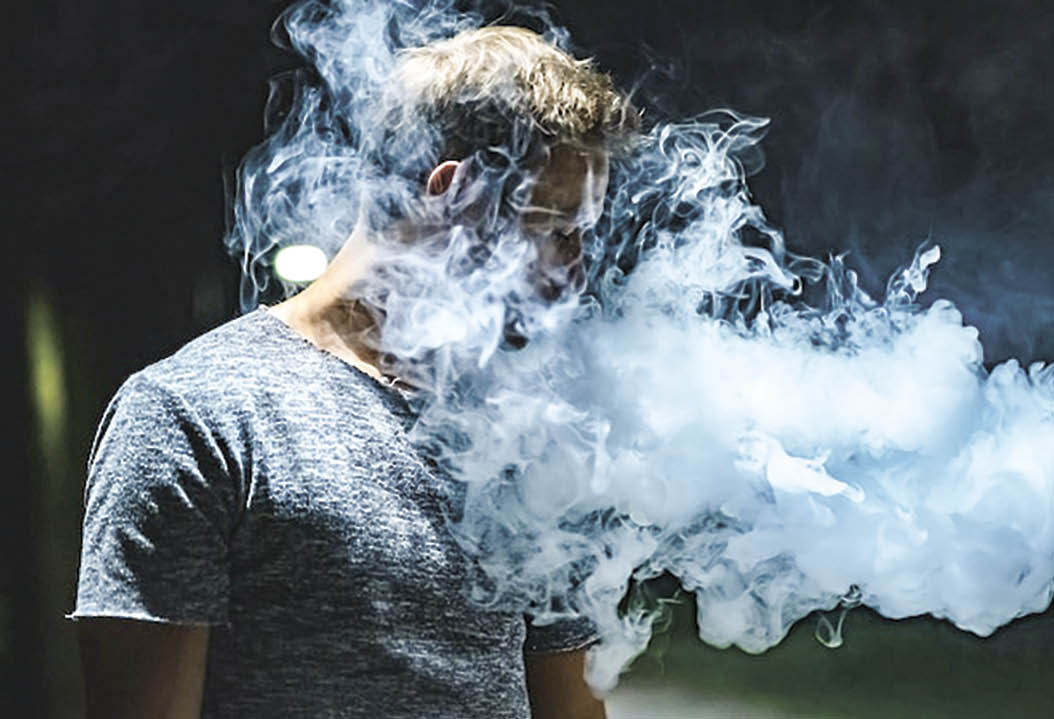 Эксперт объяснила, почему сложно бросить курить (18+)