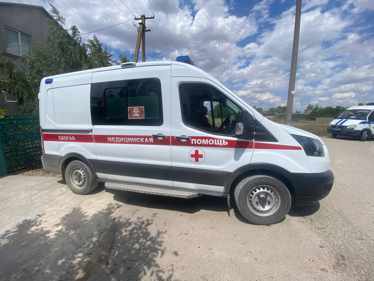 Ярость и ненависть: крымчанин кулаками разбил машину скорой помощи