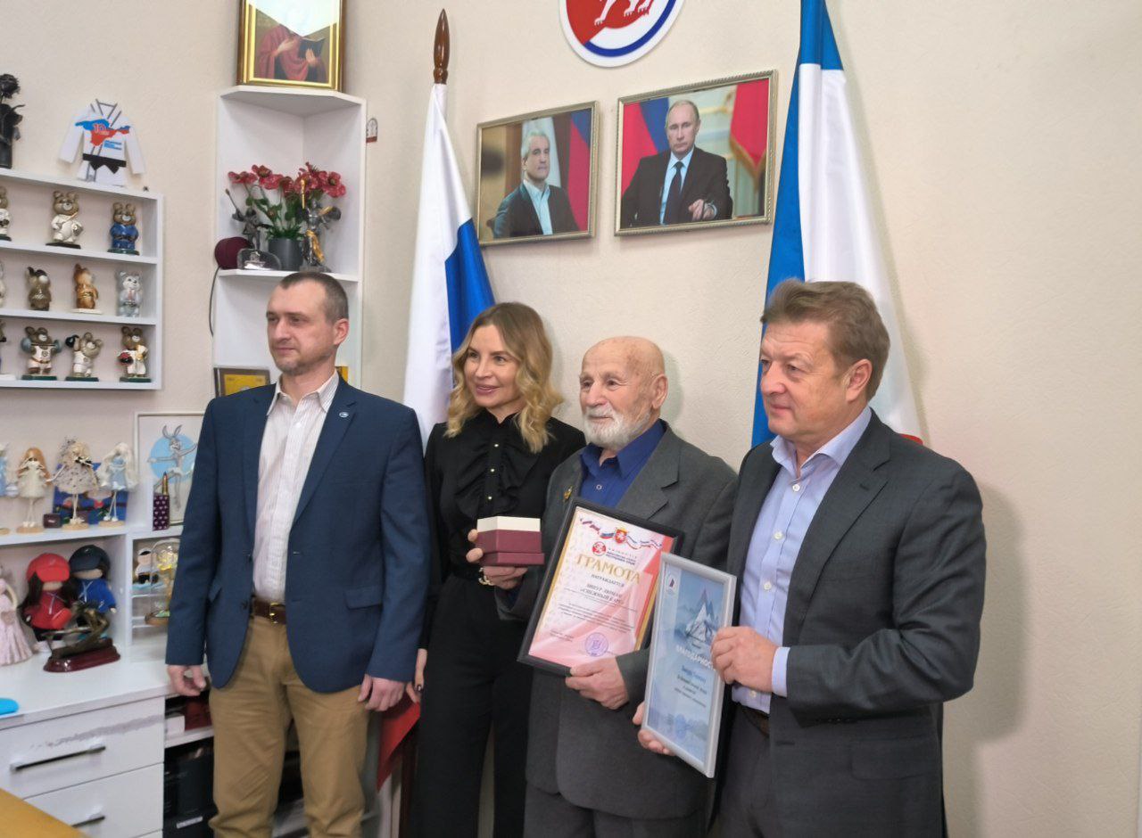 Крымскому ветерану альпинизма вернули утраченную награду