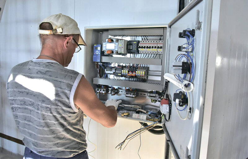 Чем опасна профессия электрика, что грозит за воровство электроэнергии и как найти своего мастера - интервью