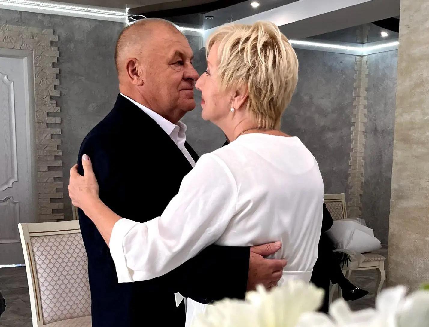 "Да" спустя 50 лет: керченские пенсионеры пустились в пляс на праздновании золотой свадьбы
