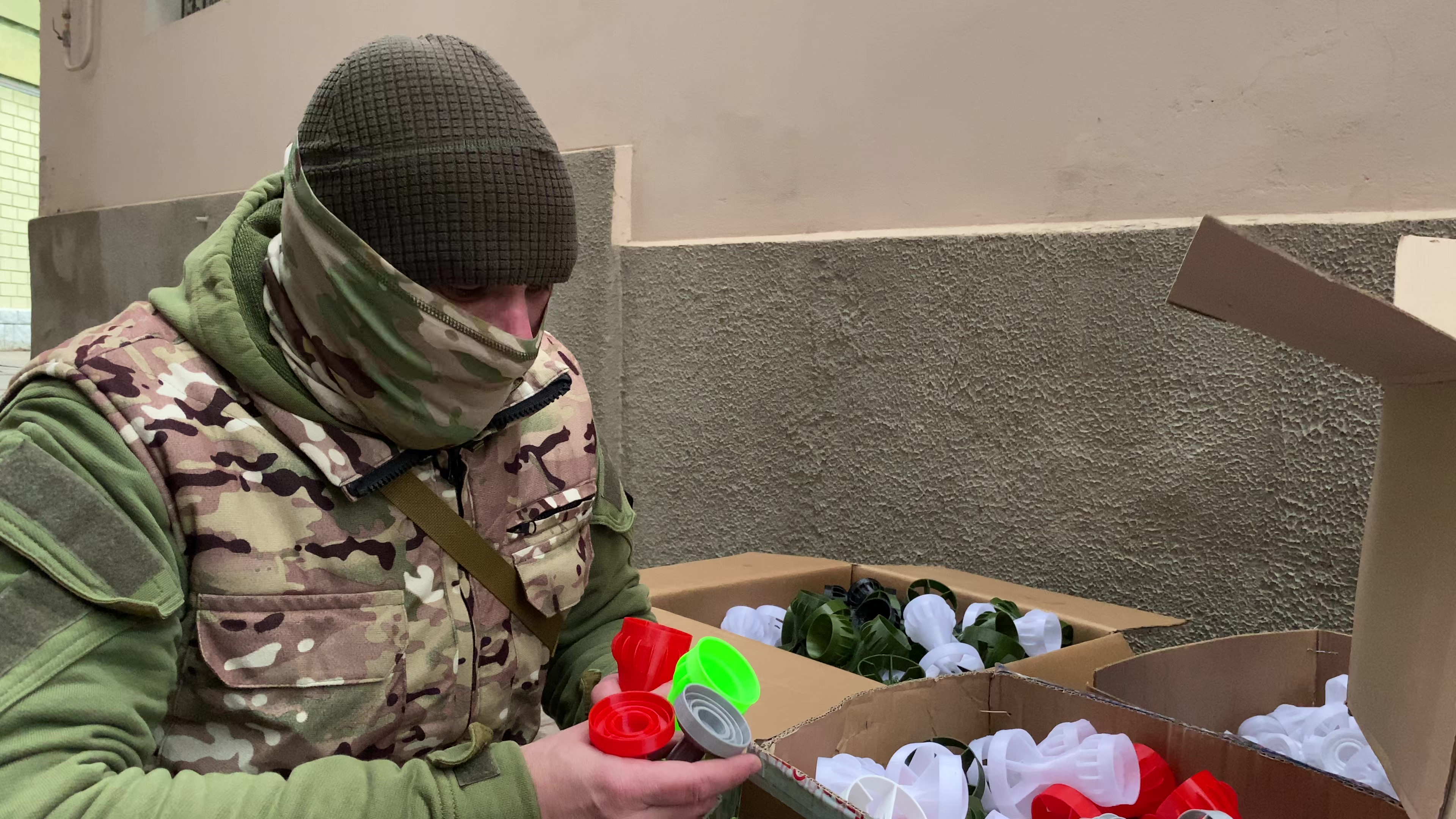 Крымчане передали многотысячный новогодний подарок операторам беспилотников на фронт