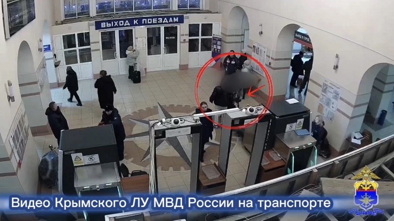 С ленты досмотрового сканера на вокзале в Джанкое у пенсионера украли сумку