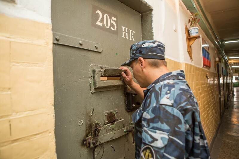 Рецидивист обманул двух пенсионерок из Севастополя, сидя в тюрьме 