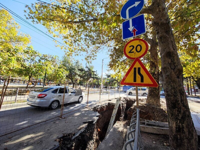 В Симферополе на улице Ростовской ведётся замена аварийного водовода - фоторепортаж