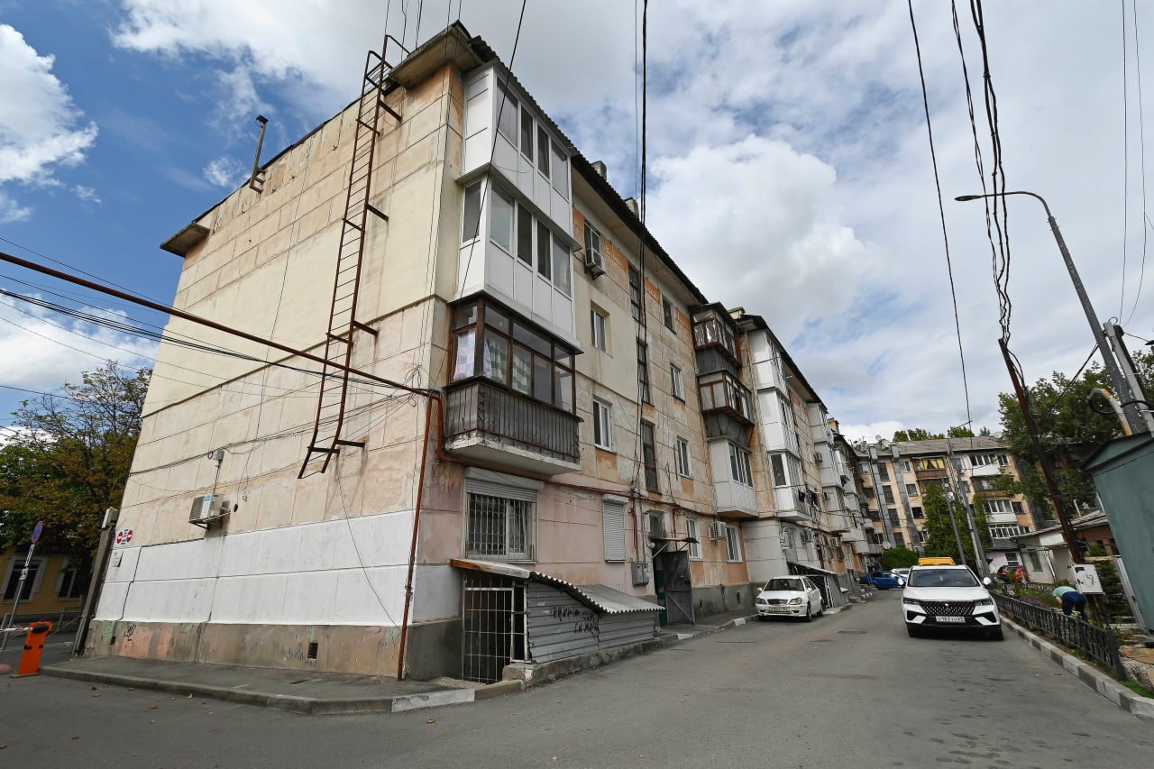 Порядок в кабельных сетях и ремонт подъездов: в Крыму обновляют многоквартирные дома со стажем