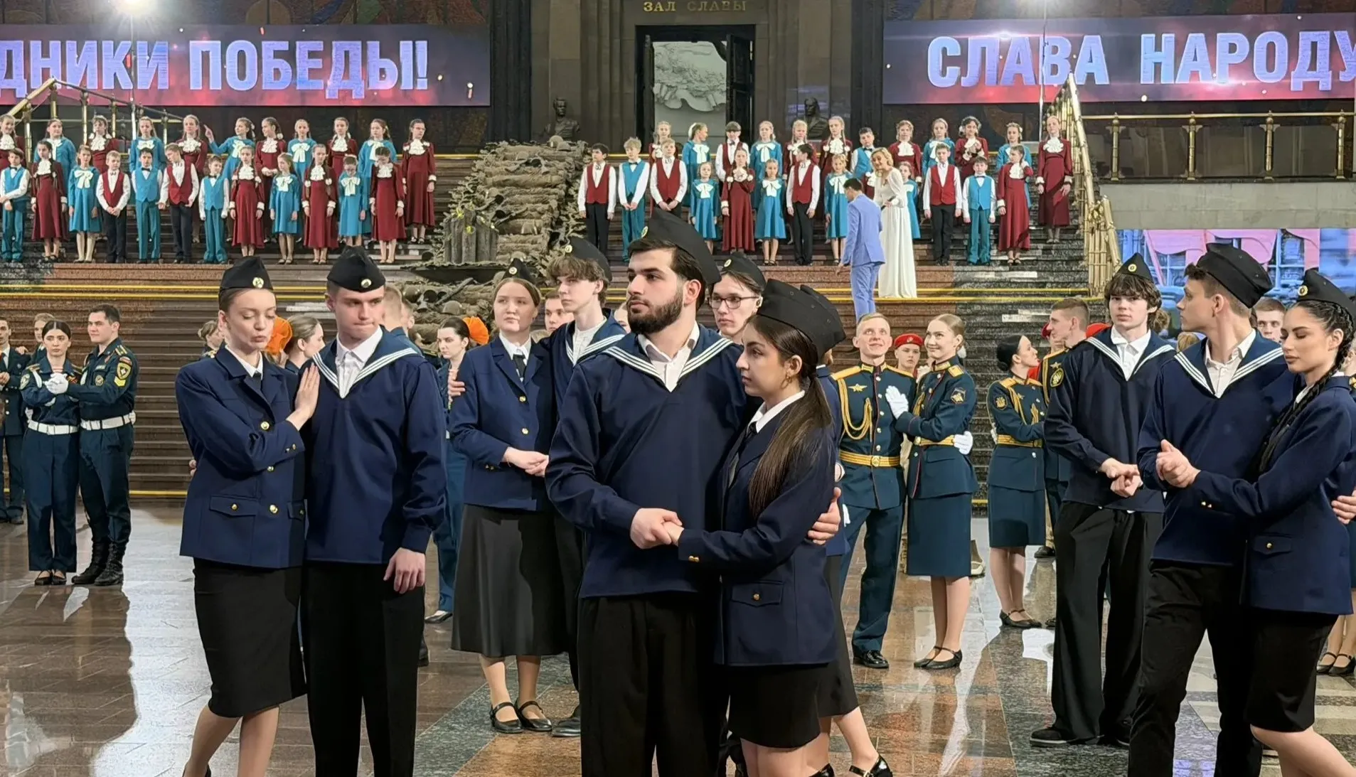 Детский хор и "Памятный вальс": в Москве прошёл танцевальный флешмоб «Память хранит имена»