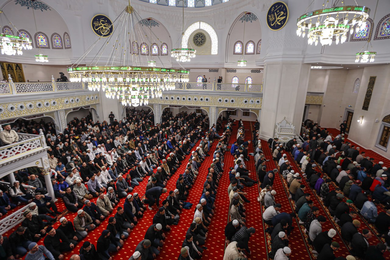 Как в Соборной мечети Симферополя прошёл праздничный намаз - фоторепортаж
