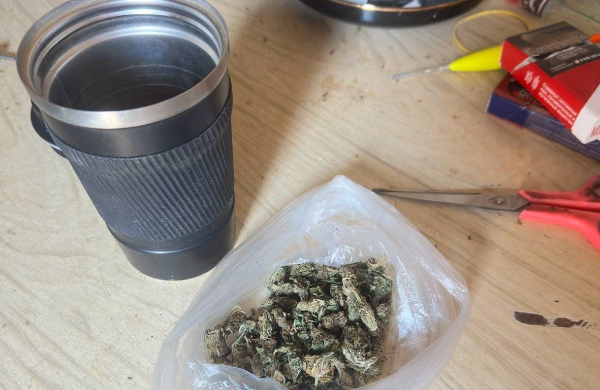 Полицейские обнаружили у крымчанина термокружку с каннабисом