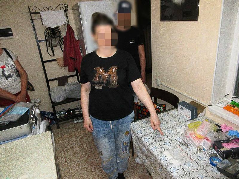 На железнодорожном вокзале Симферополя поймали закладчицу 