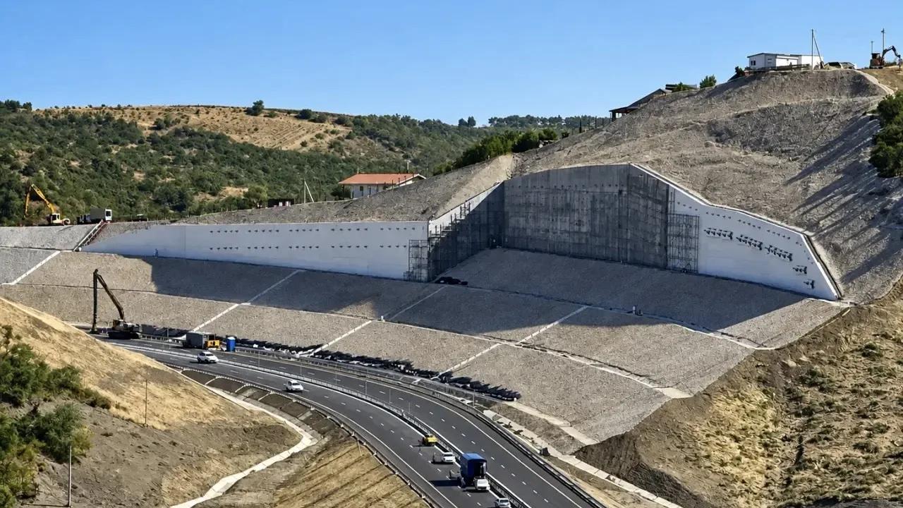 На обходе Алушты строят 1,4 км подпорных стен высотой до 12 метров