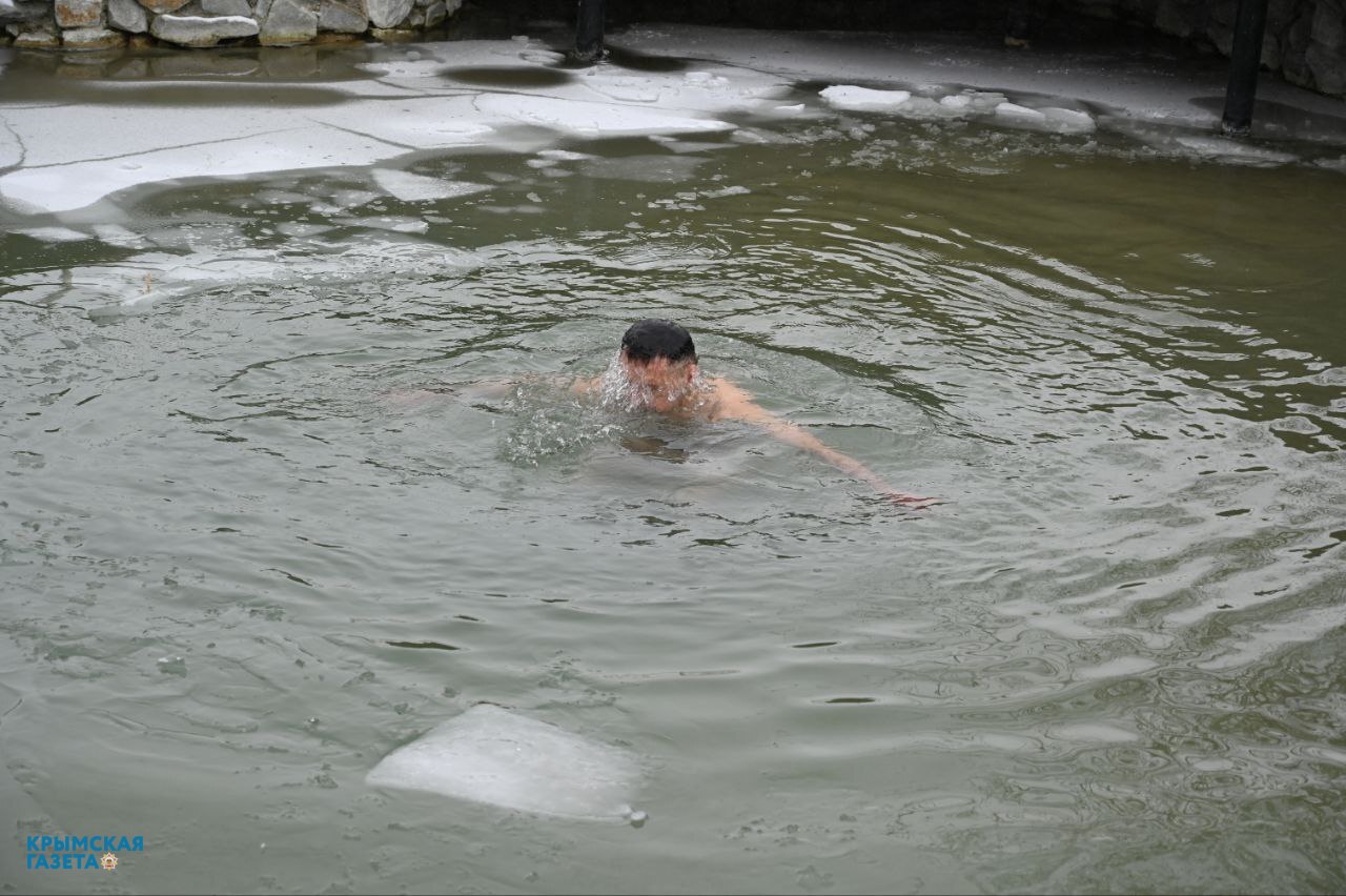 В Крыму проходят Крещенские купания