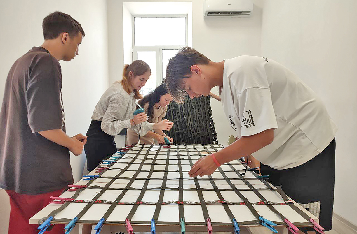 В Евпатории волонтеры изготавливают пятиточечники для бойцов СВО