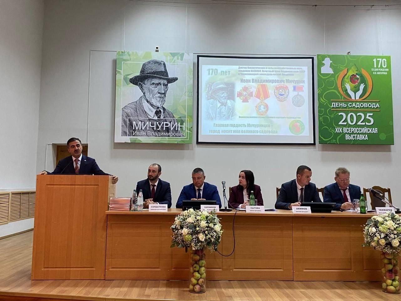 Сотрудники Минсельхоза РК принимают участие во Всероссийской выставке «День садовода – 2025»