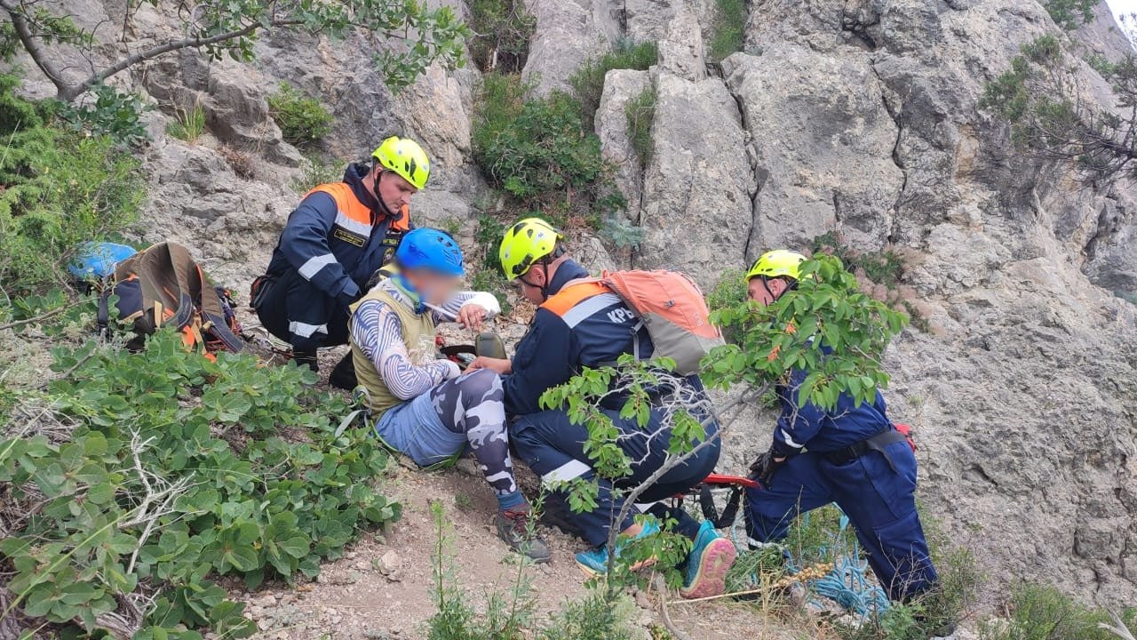 Спасатели эвакуировали сорвавшегося со скалы в Судаке альпиниста  