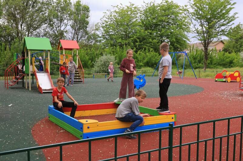 В Симферополе открыли новую детскую площадку