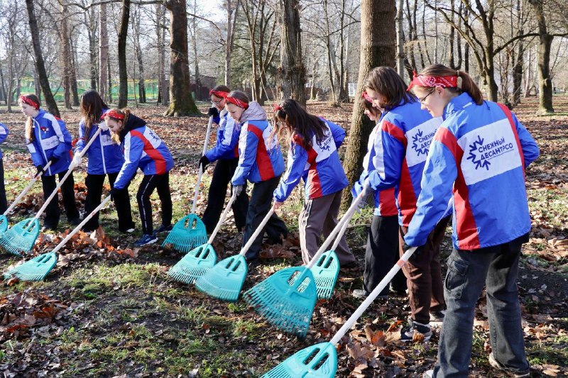 Студотрядовцы привели в порядок территорию крупнейшего в Крыму парка