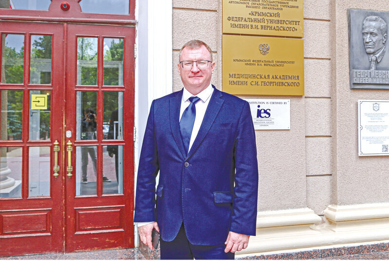 Почему выпускники медвузов не всегда остаются в профессии и как справиться с нехваткой врачей в Крыму -  интервью