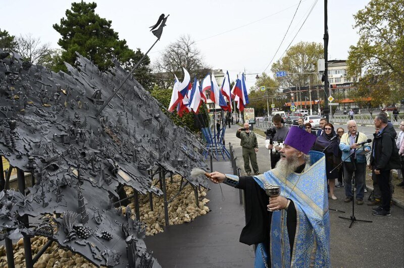 В Симферополе открыли кованую карту с новыми регионами 