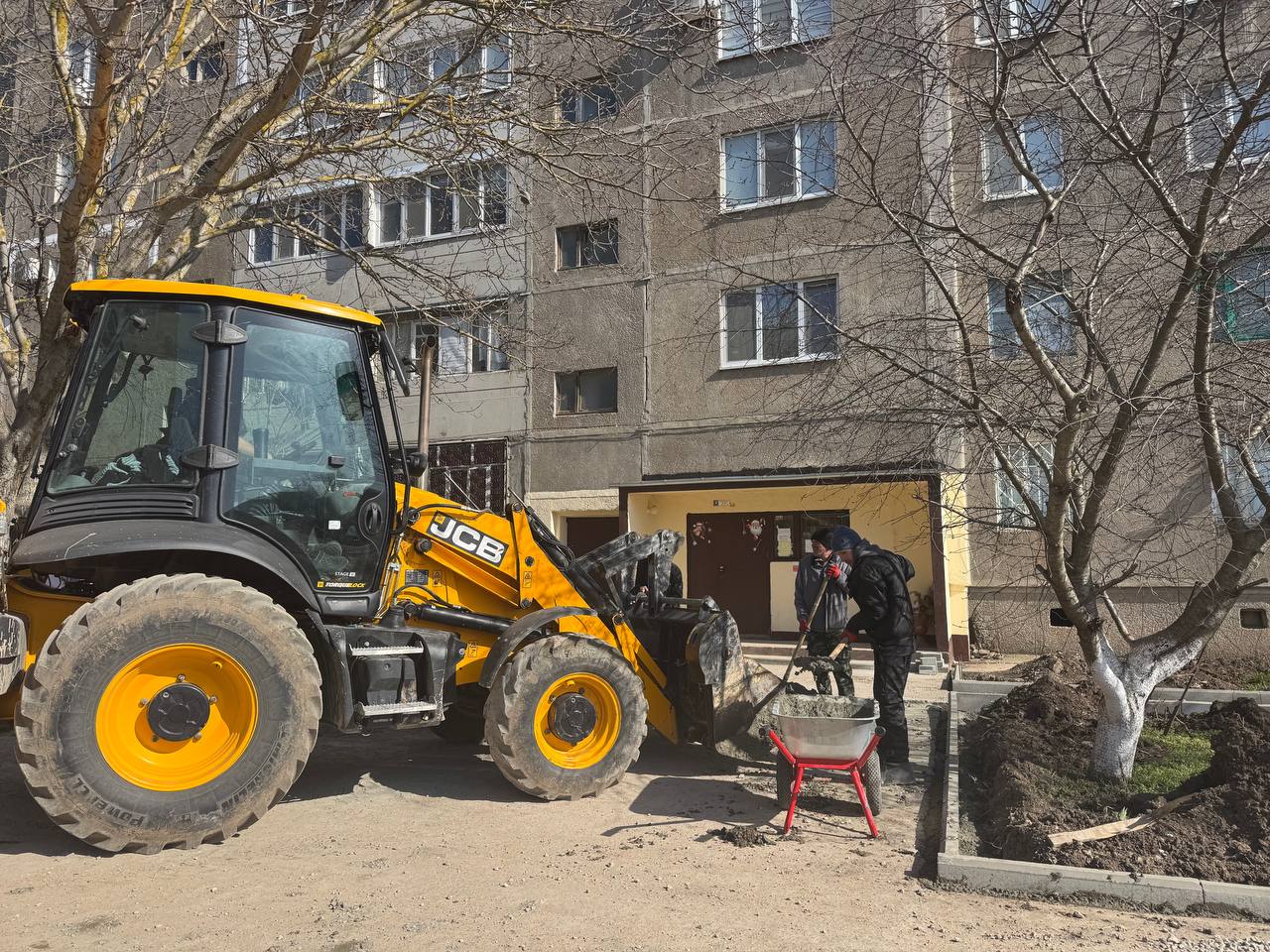 В посёлке Октябрьское благоустраивают придомовые территории МКД