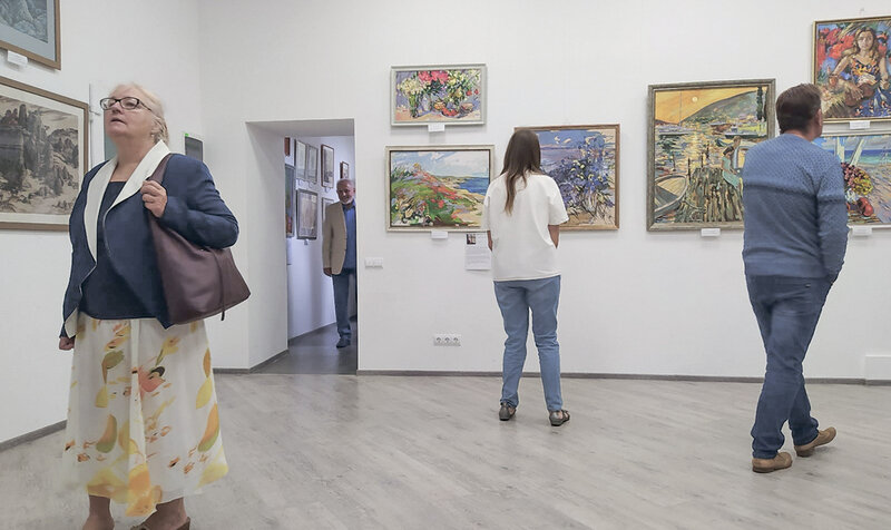 В Евпатории открылась выставка местных художников «Неслучайные встречи»