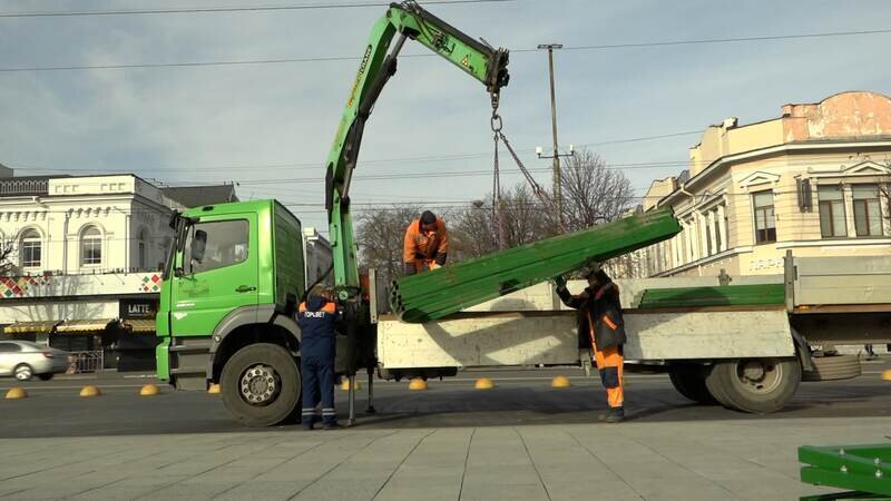 Симферополь начали украшать к новогодним праздникам