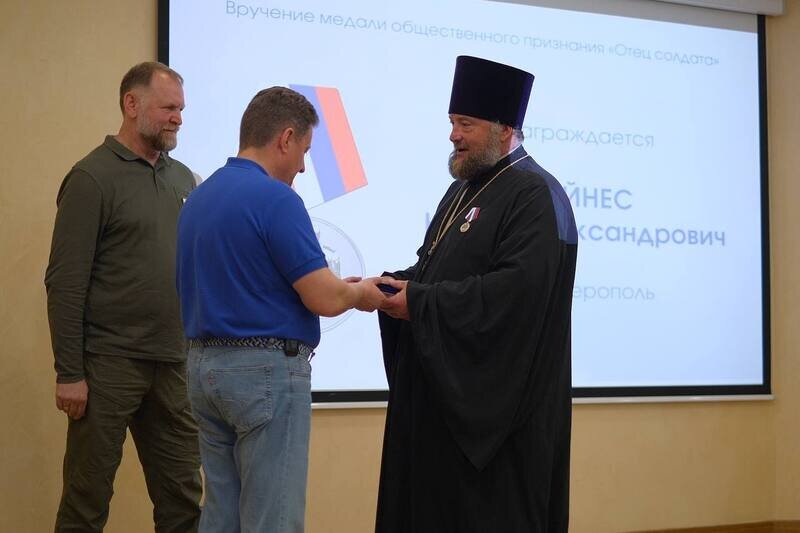 Слава сына - отцу награда: в Симферополе вручили первые медали общественного признания для родителей