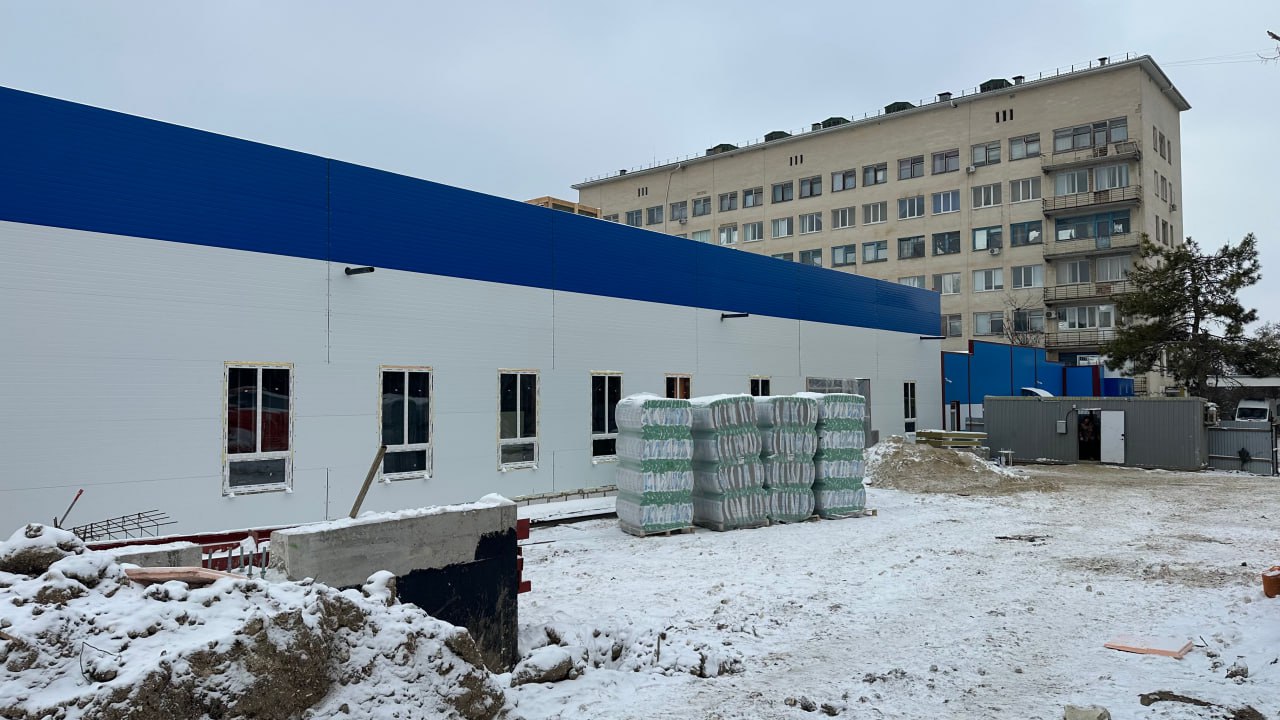 В Симферопольской больнице №7 строят новое приемное отделение за 570 млн рублей: на каком этапе работы