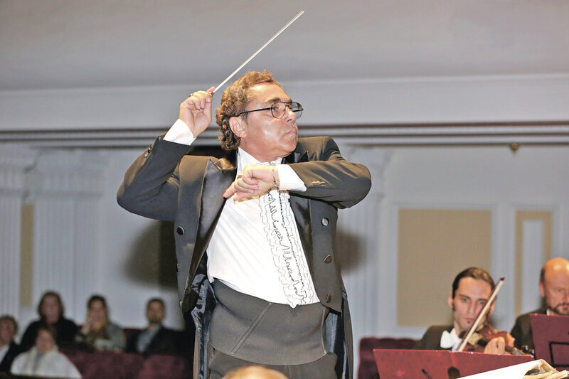 «Агрессивная» тактика, выбор дирижёрской палочки, казусы на концерте: будни дирижёра симфонического оркестра