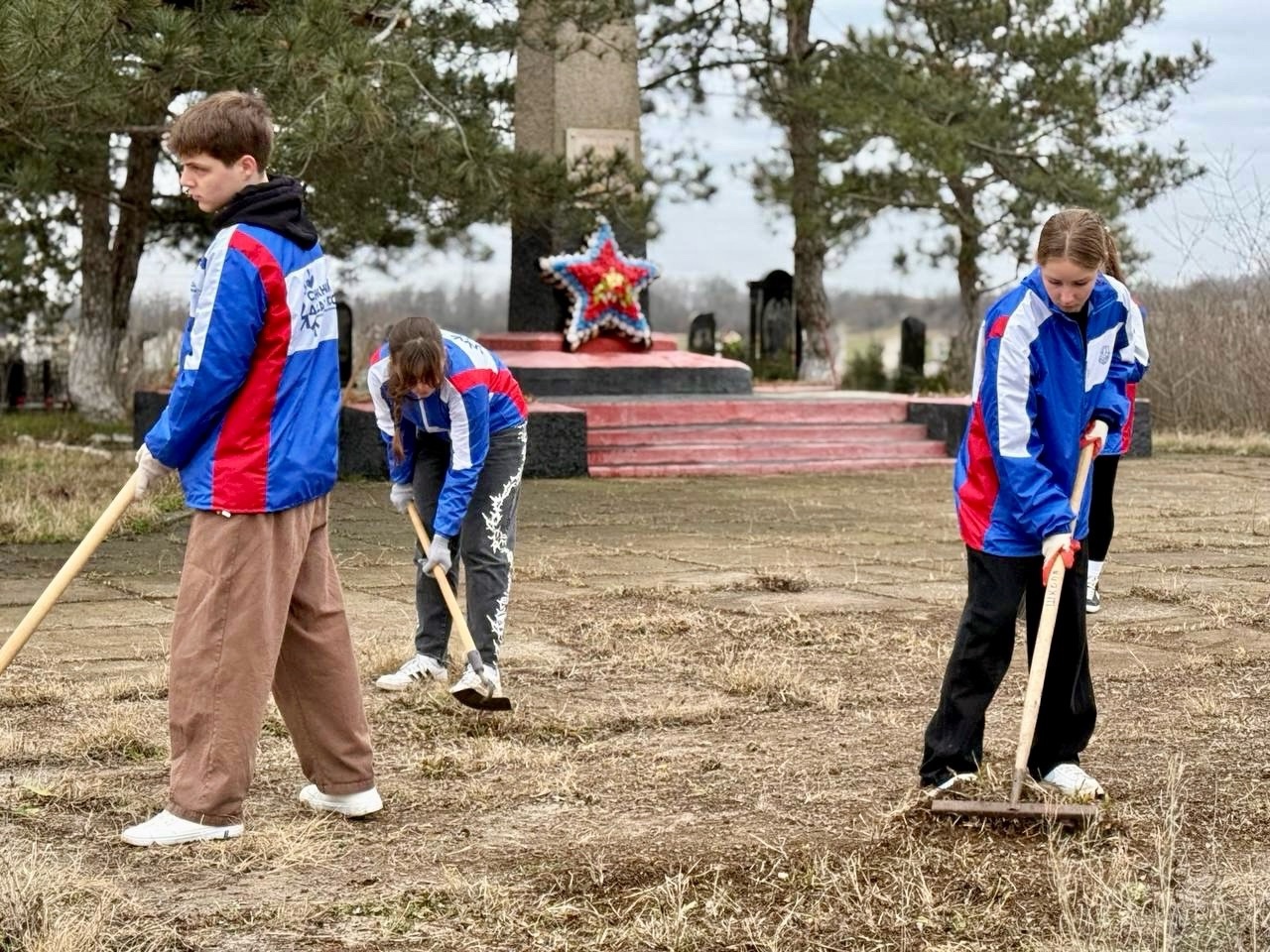 В Крыму студенты привели в порядок 32 братских захоронения