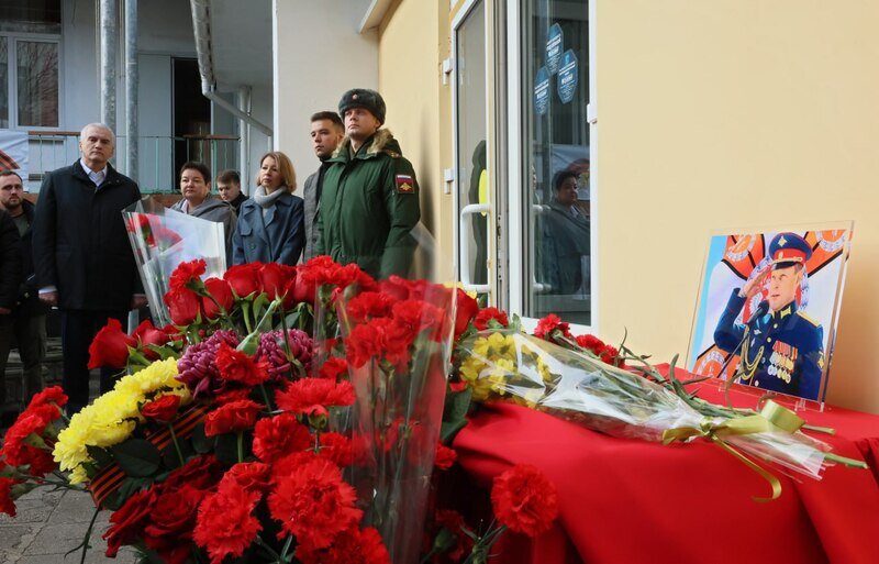 В симферопольской школе №40 открыли памятную доску гвардии полковнику Алексею Аврамченко