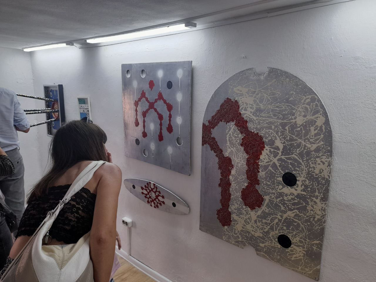 Интересные и таинственные произведения: в Симферополе открылась выставка художника Саши Cupea