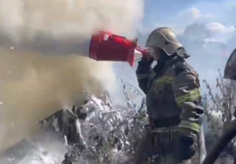 Почти 40 человек сражаются с огнём в Симферопольском районе