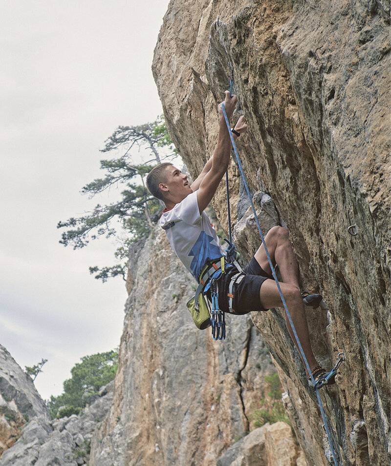 Выносливость, баланс и страх высоты: как становятся скалолазами