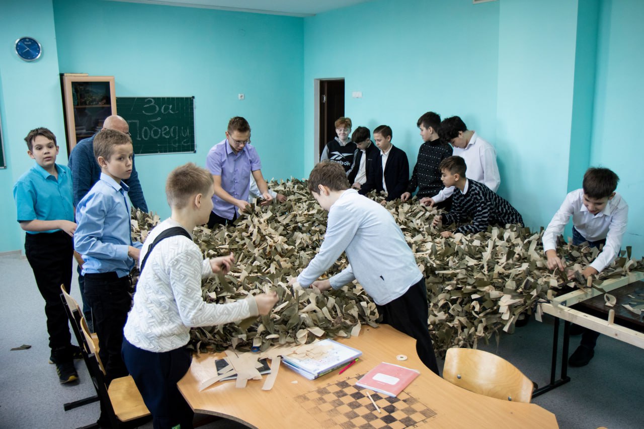 Симферопольские школьники плетут маскировочные сети для бойцов СВО