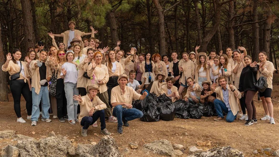 Крымские студенты помогли благоустроить Ливадию и Херсонес