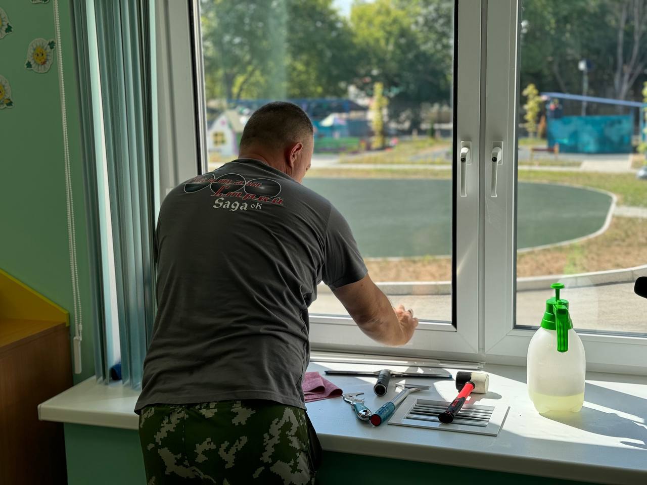 В Севастополе более 100 учреждений образования оклеили окна защитной плёнкой