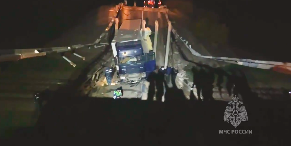 В момент происшествия на мосту в Джанкойском районе находились легковушка и грузовик