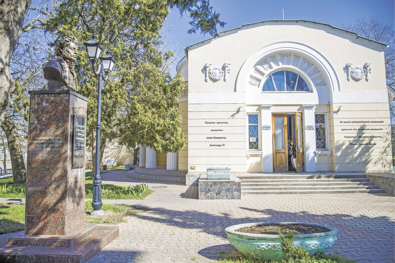 Сохраняя национальное наследие: в евпаторийскую библиотеку поступили уникальные книжные собрания