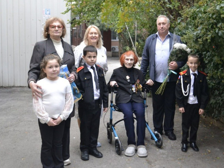 Ялтинские школьники поздравили ветерана Великой Отечественной войны с Днем МВД