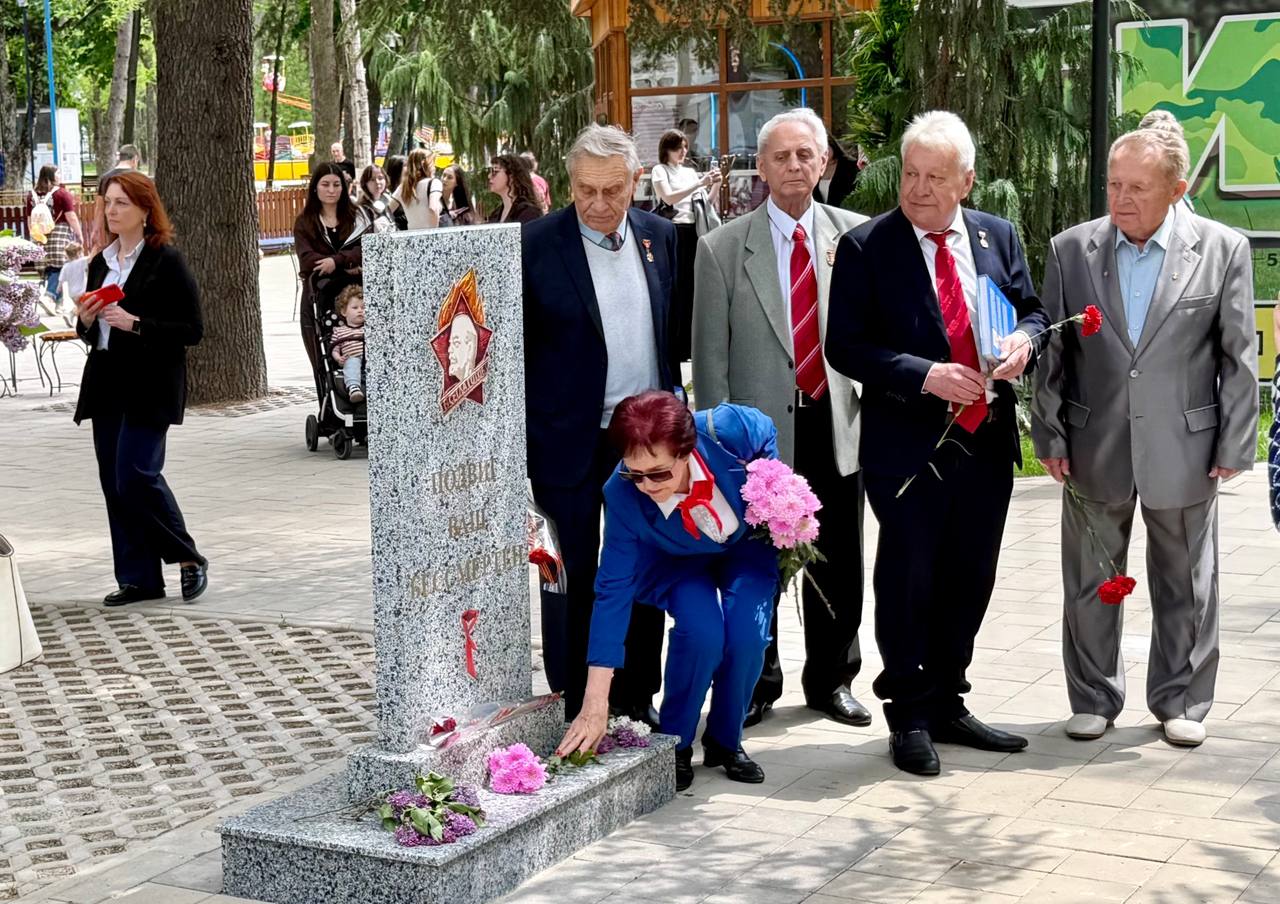 Новую стелла на Аллее пионеров-героев открыли в Детском парке Симферополя