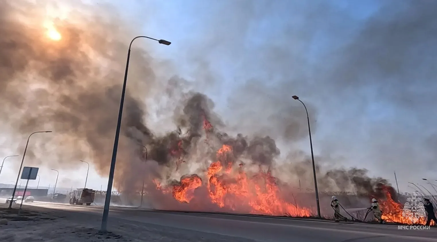 Из-за сильного ветра и труднодоступной местности, площадь возгорания в Феодосии увеличилась до 3 гектаров