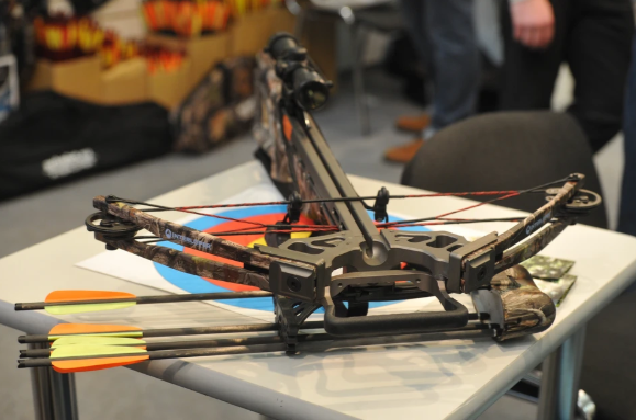 В Севастополе ищут подростка с арбалетом и приспущенными штанами  