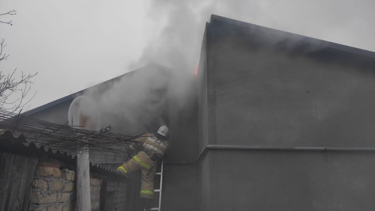 В Раздольненском районе пожарные эвакуировали пенсионера через окно горящего дома