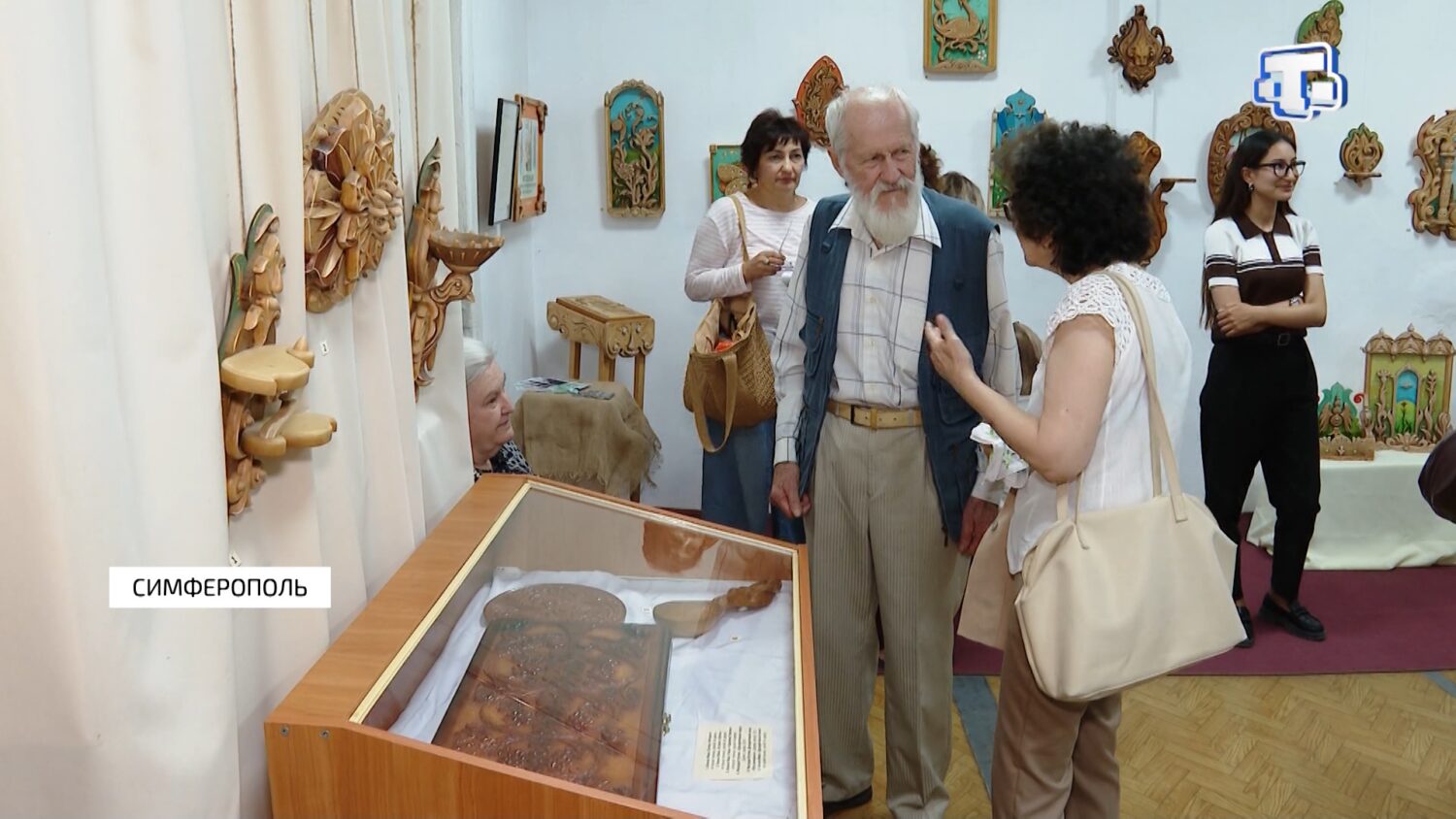 Более 60 резных шедевров: в Симферополе открылась выставка деревянного искусства