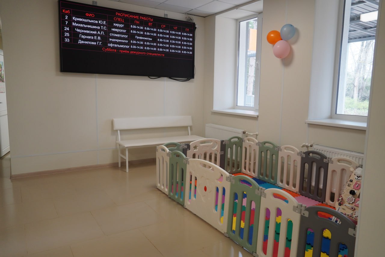 Новое оборудование и комфортные зоны ожидания: в Керчи открыли детскую поликлинику